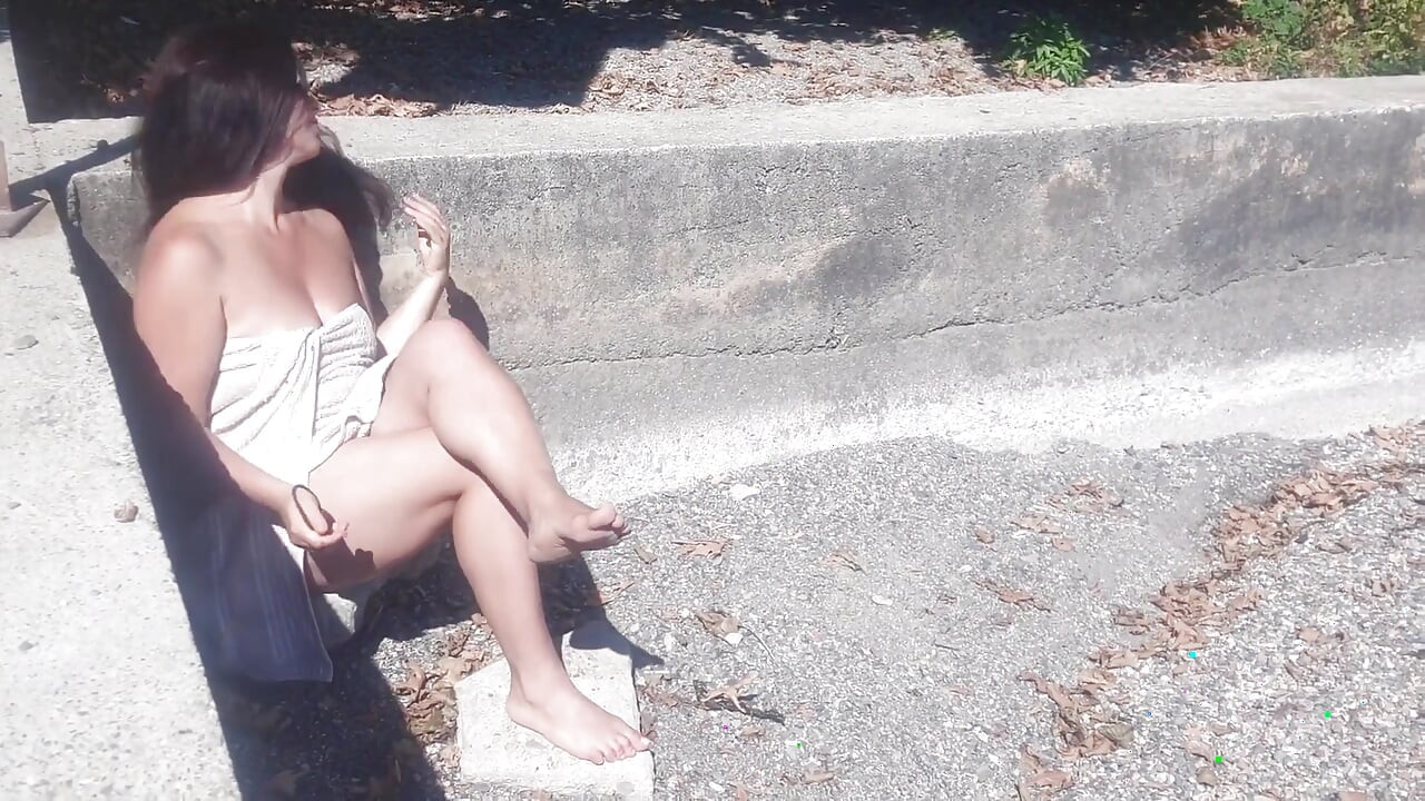 Omg! Sapık orta yaşlı seksi kadın plaja dildo aldı! Çişini yapıyor ve yüzerek boşalıyor! Dildoya atladı, döl!