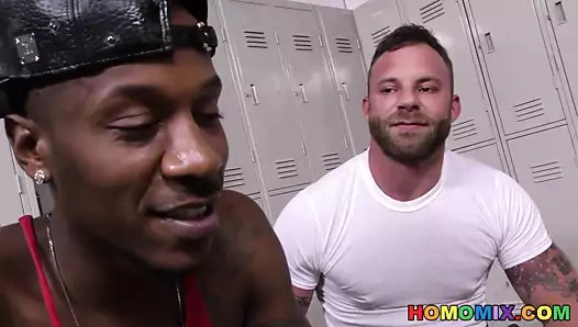 Sakallı beyaz adam siyah bir adam tarafından assfucked alır