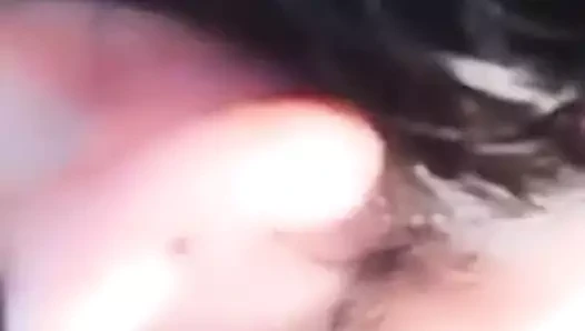 Güzel kız büyük göğüslerini gösterir