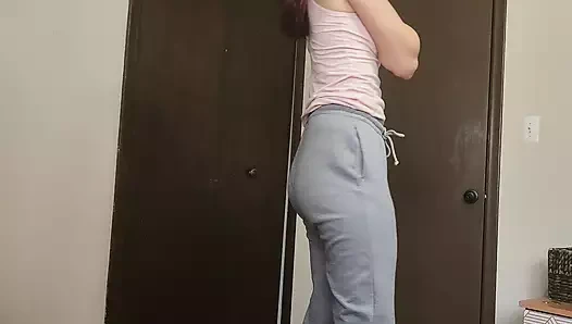 Striptiz yapıyor ve ters kovboy kız pozisyonunda biniyor