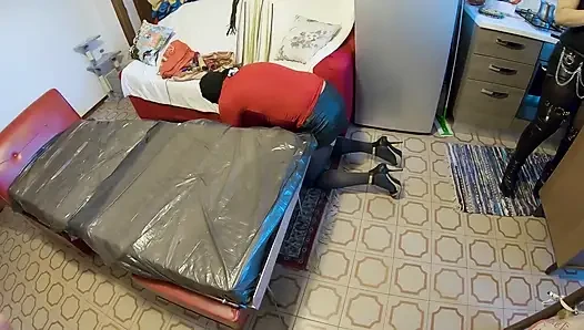 Bayan Katryn, Kika ve Slave O yeni apartmanda