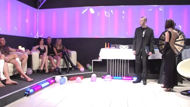 Шлюховатые телочки сосут члены в оргии