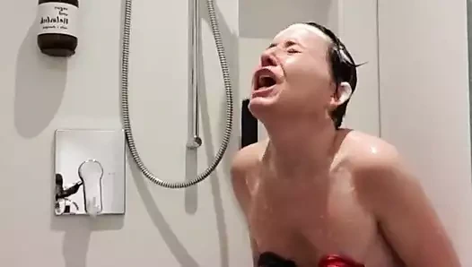 Orta yaşlı seksi kadın Julie duş alıyor ve orgazm oluyor