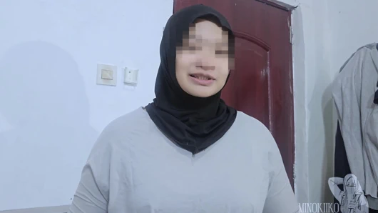 Asyalı tesettürlü kız garip bir sıvı içtikten sonra arzusunu serbest bırakmak - minokiiko