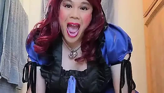 Kadın kılıklı hizmetçi Candy bekaret kemeri içinde kilitliyken bazı dildolarını sikiyor