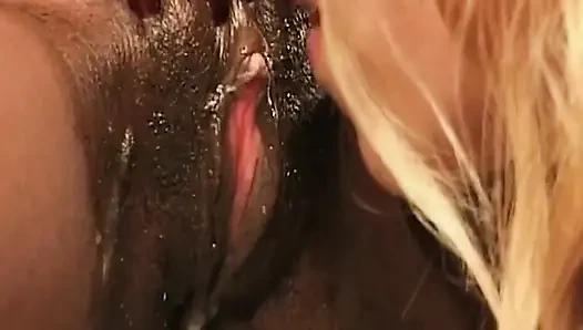 Olgun zenci orta yaşlı seksi kadın kelly amını sarışına yediriyor
