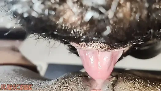 Kocamın arkadaşı beni sert sikiyor ve amımı yalıyor