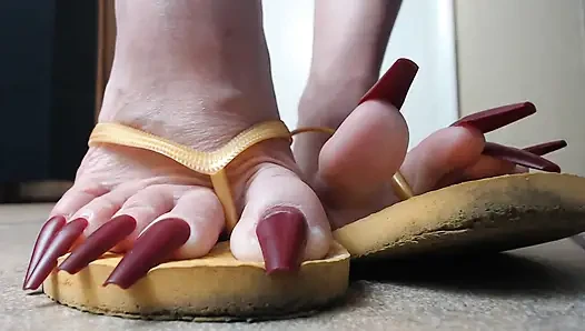 Toenails sarı parmak arası terliklerini sallıyor
