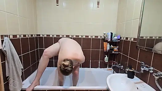 İri göğüslü iri güzel kadın büyük doğal göğüslerini gösteriyor ve amını tıraş ediyor - ateşli duş