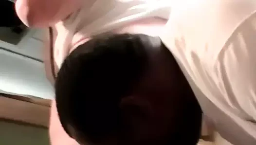 Yaşlı şişman zenci eşcinsel tombul bir gencin boşalmasına yardım ediyor