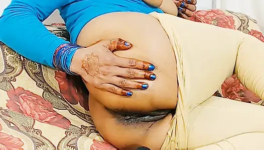 Canlı görüntülü görüşmede kamera kızı göğüslerini ve amcığını gösteriyor