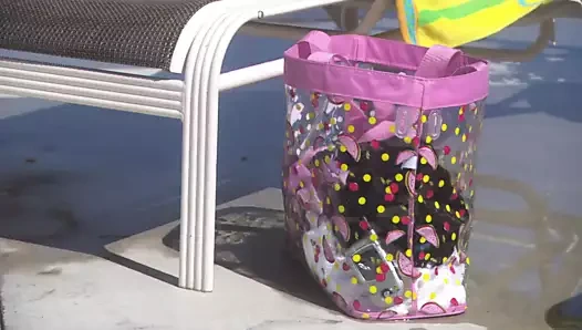 Dee açık havada kaba bir seks büyük bir çubuk yutmak onu traş delik var