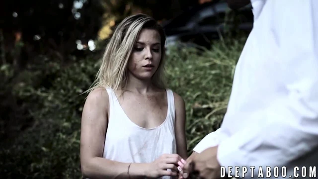 Брюнетку трахает без презерватива парень, когда он платит ей деньги