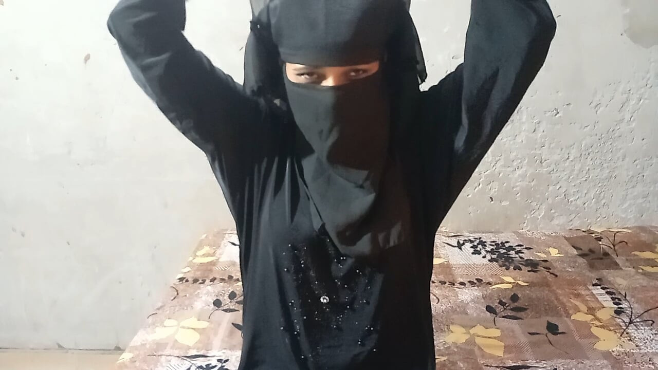 Müslüman hatun ayakla muamele çekiyordu