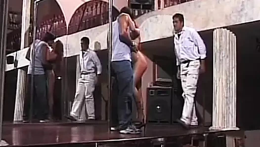 Çift penetrasyon için istekli fahişeler için heyecan verici seks partisi