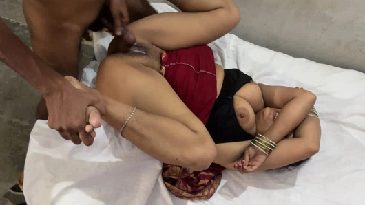 Güzel Hintli evli kadın kocası tarafından sert sikişiyor yüksek sesle inleyerek boşalıyor