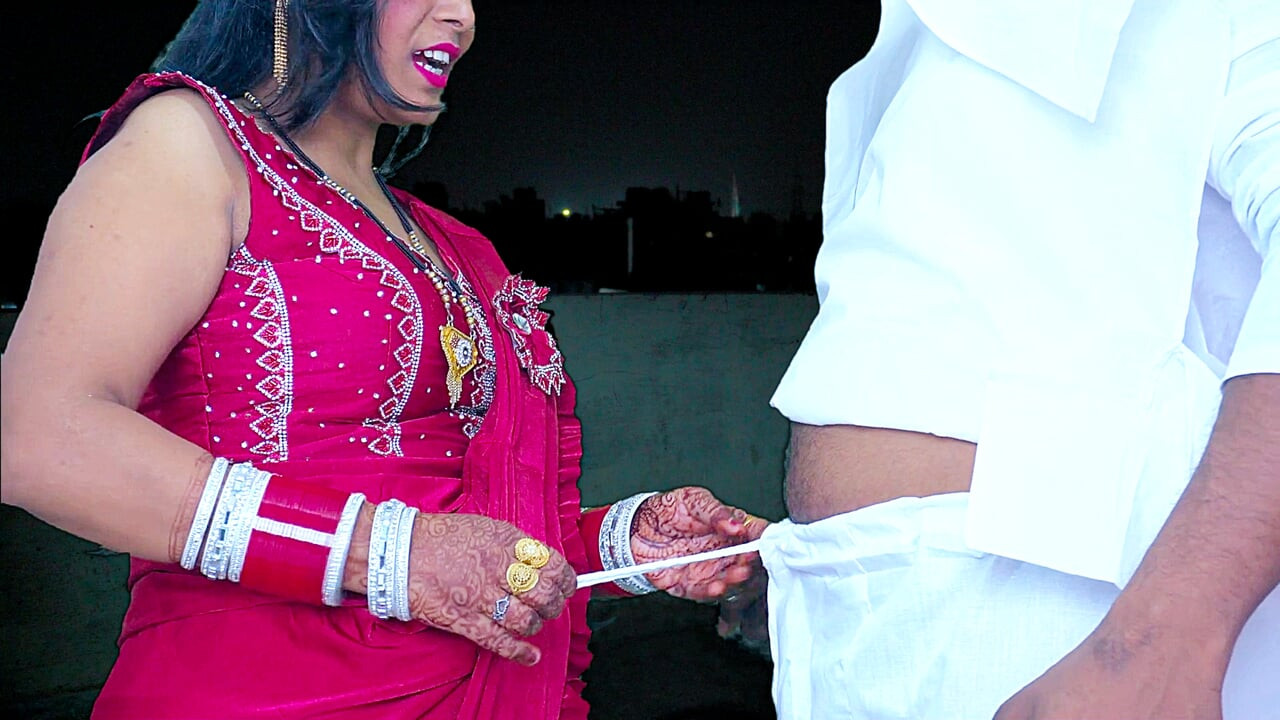 2024 Karwa Chauth- Desi genç evli kadın Pinki Ay'ın önünde sakso çekti, büyük götüne boşalttı.