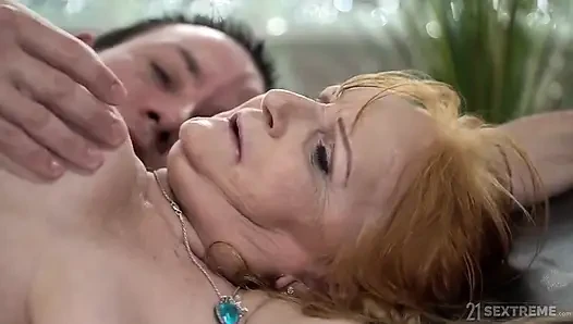 21 sextreme - ateşli masaj sırasında yaramaz nine için yapışkan yüze boşalma