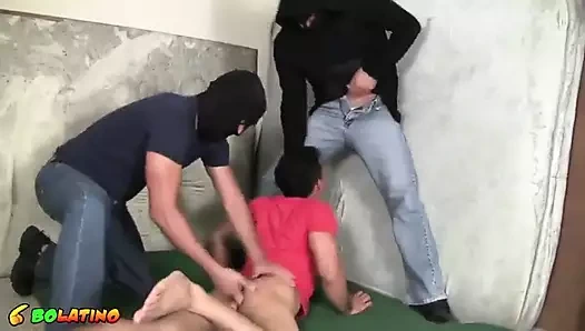 Bolatino - iki polis tarafından sert sikiliyor