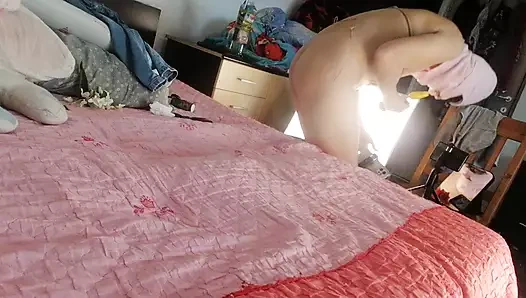 Amatör evli kadın dondurma yalıyor, kesmiş olduğu kıyafetleri denerken eğleniyor.