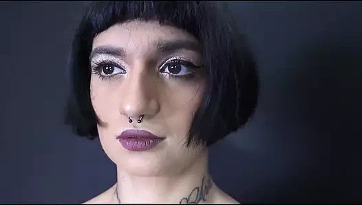 Dövmeli ve küçük memeli gerçek Alman amatör azgın kız