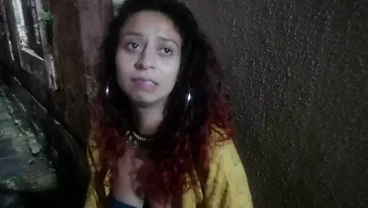 Genç erkek delisi sokakta azıyor