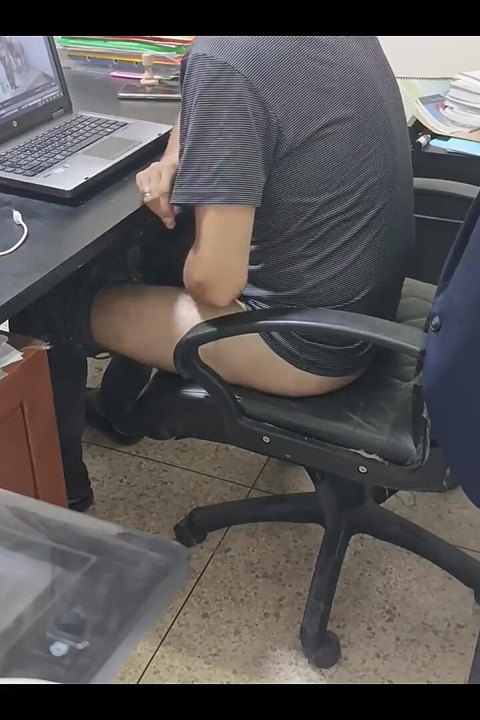 Azgın çalışanı ofisimde siktim ve bana daha sert ver dedi. Sürtük sert seksi seviyor ve yarağımı götüne sokuyorum