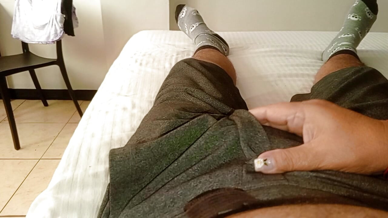 Olgun orta yaşlı seksi kadın sikilmeden önce yarak emiyor