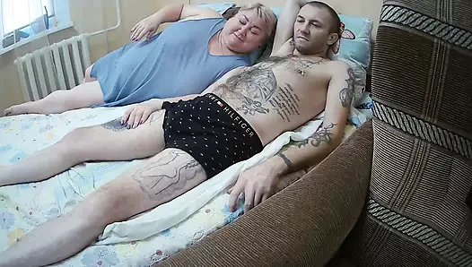 Filmi izlemek derin bir sakso ve yüzüne boşalmayla sona erdi