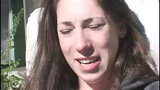 Komşunun pembe örgülü seksi genç beyaz anal esmer kızı büyük bir yarakla sikişiyor