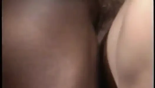 Genç sevimli sarışın Peacherino iyi asılı siyah delikanlı sert yarağıyla kıllı amını parçalarken eğleniyor