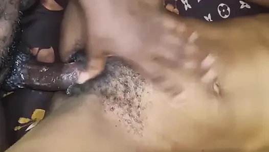 Islak meyve suyu amcık çok güzel sikiliyor