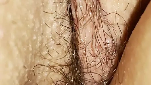 Arkadan karımın ıslak amını parmaklıyor