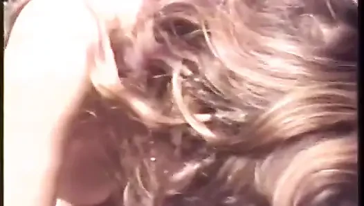 Seksi hatun büyük bir yarakla derinden penetrasyonlu sikişiyor