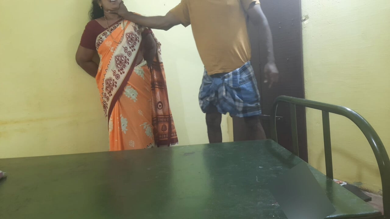 Sari giyen güzel yaşlı tamil bir kadınla en güzel seksi yaptım.