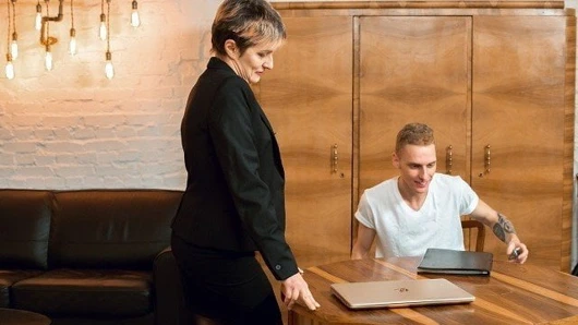 Tutor4k. kısa saç kesimi ile olgun kadın genç adama beceriksizlik verir