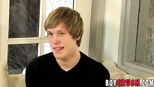 Genç sarışın röportajdan önce solo mastürbasyon