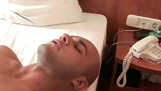 Bu Göğüslü Kız Önce Penisini Yiyip Sonra Poposunu Sövüyor