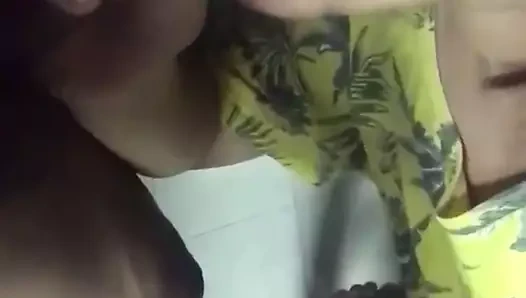 Hintli kız Westsepik oğlanı emiyor