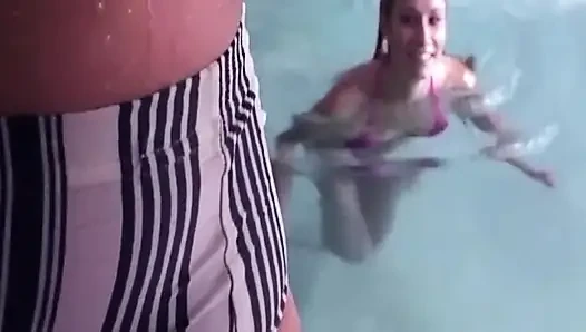 Olgun orta yaşlı seksi kadın buharlı havuzda sekste sert sikiliyor