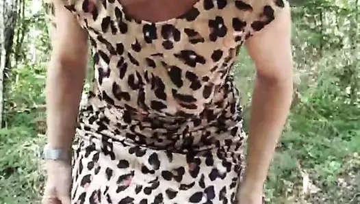 Julie dışarıda soyunuyor ve fışkırtıyor