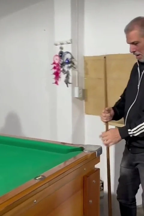 Bay Carmona ve Victor Ferraz çıplak bilardo oynuyor