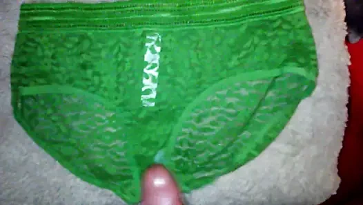 Benim kuzenlerimde hızlı boşalmak seksi yeşil külot