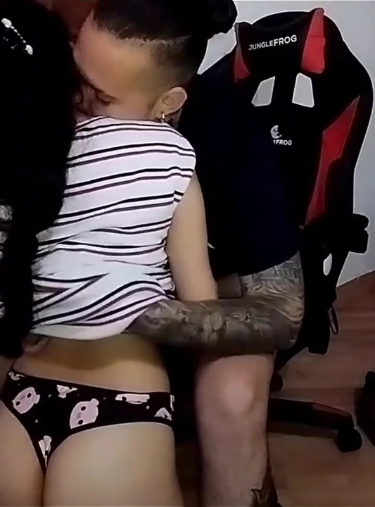 Çılgın hayran en sevdiği yayıncı tarafından sikiliyor