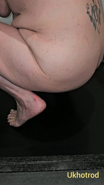 Жена на корточках в душе и писает