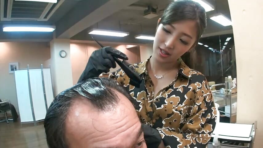 O salon daha fazlasını istiyor gibi gözlerini benimkiyle buluşmaya devam ediyor