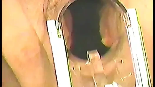 Speculum oyunu bu seks oyuncağı seven büyük memeli sarışının amını genişletiyor