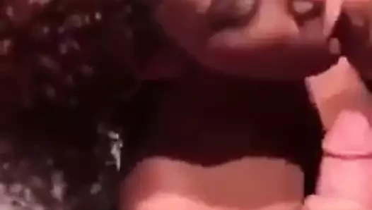 2 şaşırtıcı abanoz paylaşılan bir büyük horoz