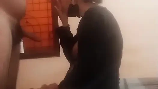 Dasi üvey kız kardeş üvey erkek kardeşiyle evde sikişiyor ve çok ateşli iyi sikişiyor