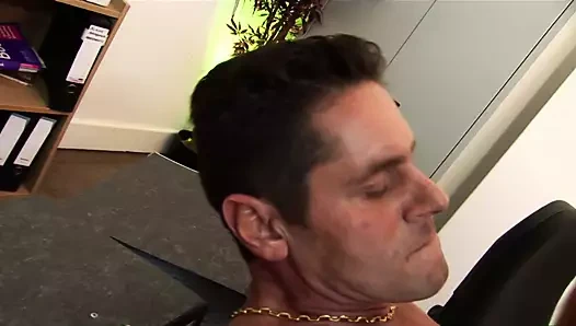 Büyük bombalarla busty sürtük mutfakta sikişmeye hazır